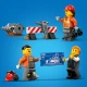 LEGO építőipari kotrógép univerzális karral és markolattal, amely készen áll az építkezésen nehéz terepen és nehéz terhek kezelésére.