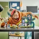 LEGO City hullámvasút kocsikkal, arcade játékkonzolokkal és mozgó robottal, akciódús utazást kínál egy videojátékokkal és futurisztikus elemekkel teli vidámparkban.