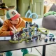 LEGO City hullámvasút kocsikkal, arcade játékkonzolokkal és mozgó robottal, akciódús utazást kínál egy videojátékokkal és futurisztikus elemekkel teli vidámparkban.