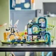 LEGO City hullámvasút kocsikkal, arcade játékkonzolokkal és mozgó robottal, akciódús utazást kínál egy videojátékokkal és futurisztikus elemekkel teli vidámparkban.