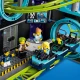 LEGO City hullámvasút kocsikkal, arcade játékkonzolokkal és mozgó robottal, akciódús utazást kínál egy videojátékokkal és futurisztikus elemekkel teli vidámparkban.