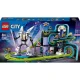 LEGO City hullámvasút kocsikkal, arcade játékkonzolokkal és mozgó robottal, akciódús utazást kínál egy videojátékokkal és futurisztikus elemekkel teli vidámparkban.