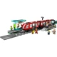 LEGO City villamosmegálló kávézóval, jegykiadó automatával és tágas villamossal, 2 vezetőfülkével és kényelmes ülésekkel az utasok számára.