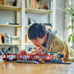 LEGO City Villamos és megáll a városközpontban LEGO City Villamos és megáll a városközpontban