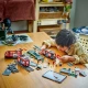 LEGO City villamosmegálló kávézóval, jegykiadó automatával és tágas villamossal, 2 vezetőfülkével és kényelmes ülésekkel az utasok számára.
