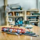 LEGO City villamosmegálló kávézóval, jegykiadó automatával és tágas villamossal, 2 vezetőfülkével és kényelmes ülésekkel az utasok számára.