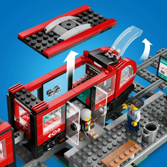 LEGO City villamosmegálló kávézóval, jegykiadó automatával és tágas villamossal, 2 vezetőfülkével és kényelmes ülésekkel az utasok számára.