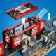 LEGO City villamosmegálló kávézóval, jegykiadó automatával és tágas villamossal, 2 vezetőfülkével és kényelmes ülésekkel az utasok számára.