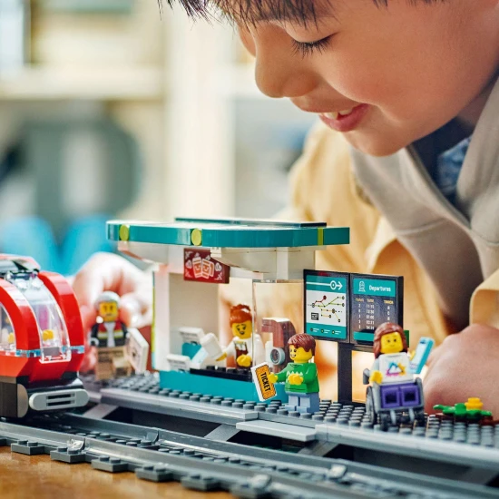 LEGO City villamosmegálló kávézóval, jegykiadó automatával és tágas villamossal, 2 vezetőfülkével és kényelmes ülésekkel az utasok számára.