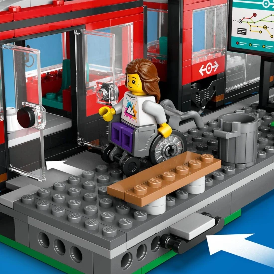 LEGO City villamosmegálló kávézóval, jegykiadó automatával és tágas villamossal, 2 vezetőfülkével és kényelmes ülésekkel az utasok számára.