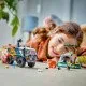 A LEGO CITY terepjáró robusztus gumikkal és kamerakarral, a dzsungel felfedezői tigrist követnek, távcsővel, walkie-talkie-val, térképpel és felmérő drónnal a kalandos felfedezéshez.