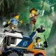 A LEGO CITY terepjáró robusztus gumikkal és kamerakarral, a dzsungel felfedezői tigrist követnek, távcsővel, walkie-talkie-val, térképpel és felmérő drónnal a kalandos felfedezéshez.