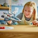 LEGO CITY Csillagközi űrhajó kihajtható főhajtóművekkel, játék akkumulátorral a gyors induláshoz, és egy drónnal, amely sugárhajtású csomaggá válik az űrstáb minifigurájához.