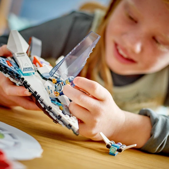 LEGO CITY Csillagközi űrhajó kihajtható főhajtóművekkel, játék akkumulátorral a gyors induláshoz, és egy drónnal, amely sugárhajtású csomaggá válik az űrstáb minifigurájához.