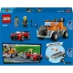 LEGO® vontató teherautó sofőrrel egy kényelmes kabinban, strapabíró széles gumikkal és működő csörlővel, amely minden helyzetben készen áll a segítségre.