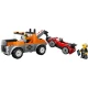 LEGO® vontató teherautó sofőrrel egy kényelmes kabinban, strapabíró széles gumikkal és működő csörlővel, amely minden helyzetben készen áll a segítségre.