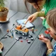 LEGO® vontató teherautó sofőrrel egy kényelmes kabinban, strapabíró széles gumikkal és működő csörlővel, amely minden helyzetben készen áll a segítségre.