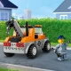 LEGO® vontató teherautó sofőrrel egy kényelmes kabinban, strapabíró széles gumikkal és működő csörlővel, amely minden helyzetben készen áll a segítségre.