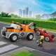 LEGO® vontató teherautó sofőrrel egy kényelmes kabinban, strapabíró széles gumikkal és működő csörlővel, amely minden helyzetben készen áll a segítségre.
