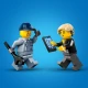 LEGO® vontató teherautó sofőrrel egy kényelmes kabinban, strapabíró széles gumikkal és működő csörlővel, amely minden helyzetben készen áll a segítségre.