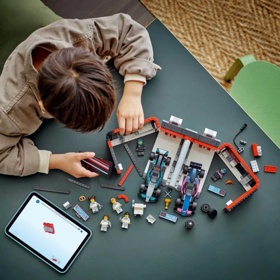 LEGO CITY F1® Garázs Mercedes-AMG és Alpine versenyautókkal útra készen.