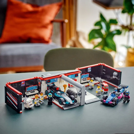 LEGO CITY F1® Garázs Mercedes-AMG és Alpine versenyautókkal útra készen.