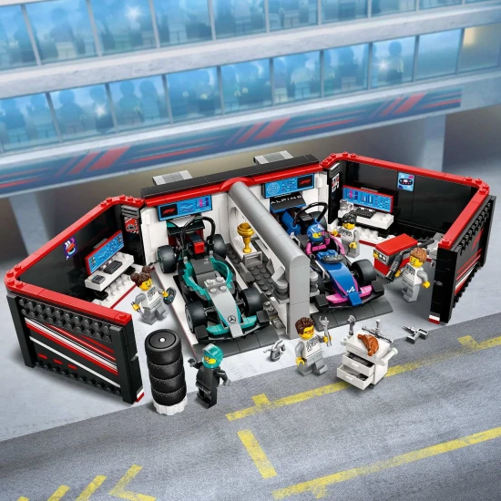 LEGO CITY F1® Garázs Mercedes-AMG és Alpine versenyautókkal útra készen.