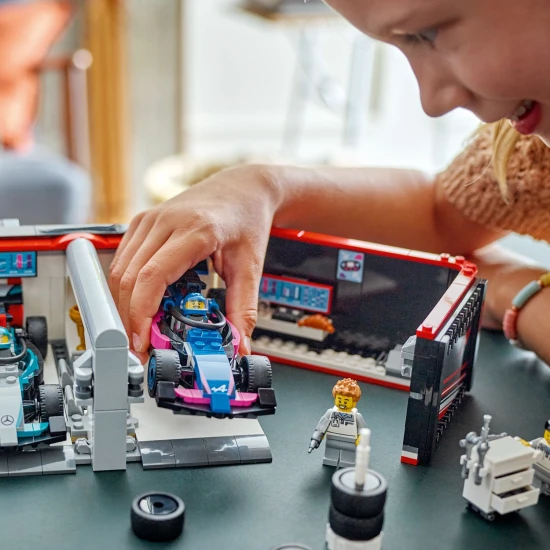 LEGO CITY F1® Garázs Mercedes-AMG és Alpine versenyautókkal útra készen.