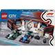 LEGO CITY F1® Garázs Mercedes-AMG és Alpine versenyautókkal útra készen.