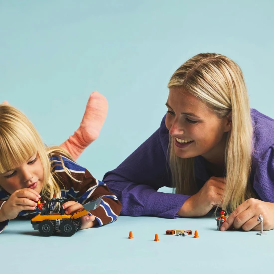 LEGO CITY Sárga építőlapátos rakodógép, nehéz terepen való munkára készen