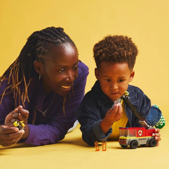 LEGO CITY Tűzoltóautó létrával, készen áll a tűzre