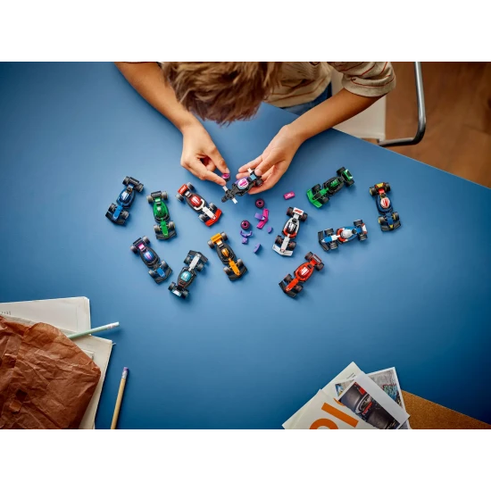 LEGO 71049 Minifigurák Gyűjthető versenyautók F1 LEGO F1 71049 gyűjthető versenyautó minifigura sisakkal és kerekekkel