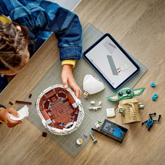 LEGO Grogu™ lebegő babakocsiban – mozgó alkatrészeket tartalmazó részletes készlet a Star Wars rajongóinak.