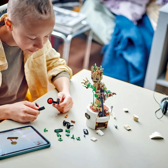 LEGO Groot táncoló, LEGO Groot mozgó ágakkal, Dancing Groot kiegészítőkkel, LEGO Groot fejhallgatóval és napszemüveggel