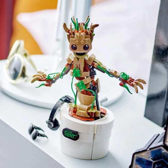LEGO Groot táncoló, LEGO Groot mozgó ágakkal, Dancing Groot kiegészítőkkel, LEGO Groot fejhallgatóval és napszemüveggel
