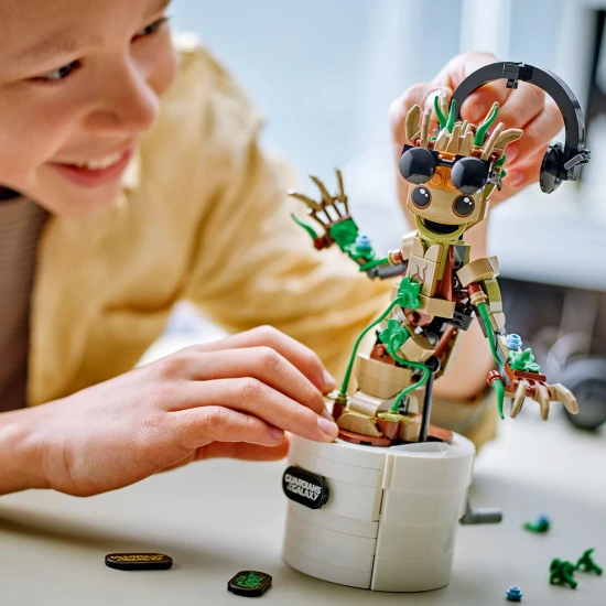 LEGO Groot táncoló, LEGO Groot mozgó ágakkal, Dancing Groot kiegészítőkkel, LEGO Groot fejhallgatóval és napszemüveggel
