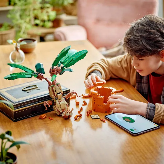 LEGO Harry Potter Mandragora egy edényben mozgatható levelekkel és testtel, a filmsorozat ihlette.
