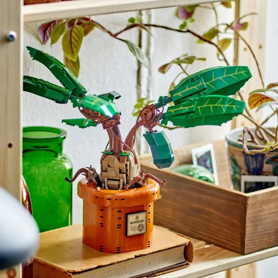 LEGO Harry Potter Mandragora egy edényben mozgatható levelekkel és testtel, a filmsorozat ihlette.