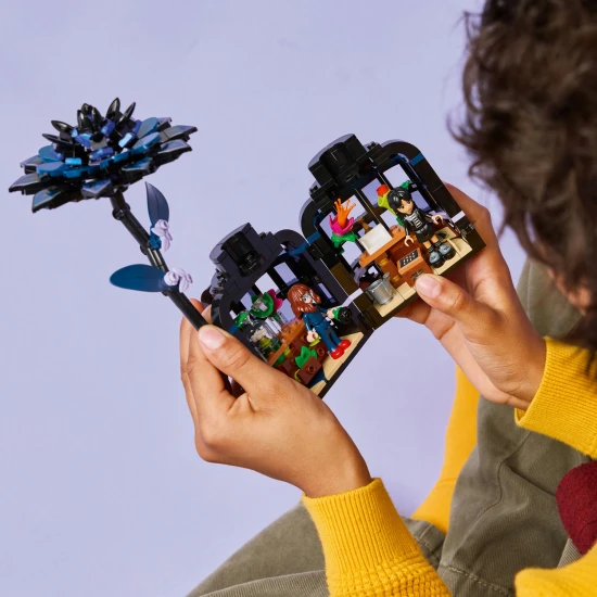 LEGO Wednesday 76784 Fekete dahlia Wednesday Addams es Marilyn Thornhill figurakkal