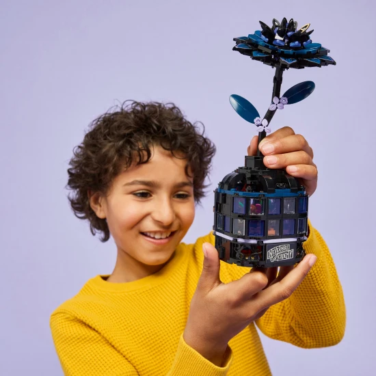 LEGO Wednesday 76784 Fekete dahlia Wednesday Addams es Marilyn Thornhill figurakkal