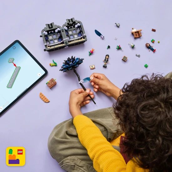 LEGO Wednesday 76784 Fekete dahlia Wednesday Addams es Marilyn Thornhill figurakkal