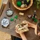 LEGO® Jurassic World T-Rex koponya és kövületek játékkészlet gyerekeknek, állvány információs táblával, nyitható állkapocs és rejtett „borostyán” darab.