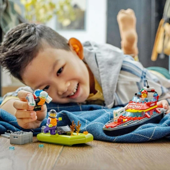 Izgalmas kalandok várnak ebben az építőkészletben, amely egy erős csónakot és egy felfújható motorcsónakot tartalmaz.
