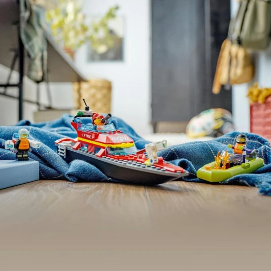 Izgalmas kalandok várnak ebben az építőkészletben, amely egy erős csónakot és egy felfújható motorcsónakot tartalmaz.