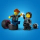 A funkcionális rakodórámpával ellátott versenyautó ámulatba ejti a gyerekeket. LEGO City teherautó versenyautóval.
