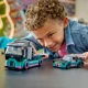 A funkcionális rakodórámpával ellátott versenyautó ámulatba ejti a gyerekeket. LEGO City teherautó versenyautóval.
