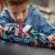 A funkcionális rakodórámpával ellátott versenyautó ámulatba ejti a gyerekeket. LEGO City teherautó versenyautóval.
