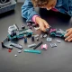 A funkcionális rakodórámpával ellátott versenyautó ámulatba ejti a gyerekeket. LEGO City teherautó versenyautóval.