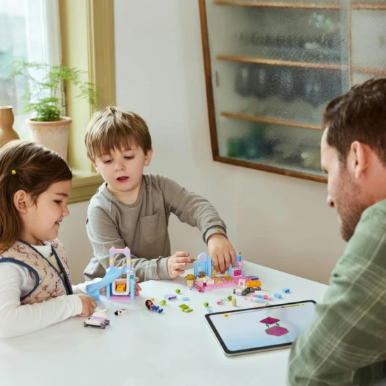 Tanuld meg az állatok gondozását Gabbyval és macskaágyával.