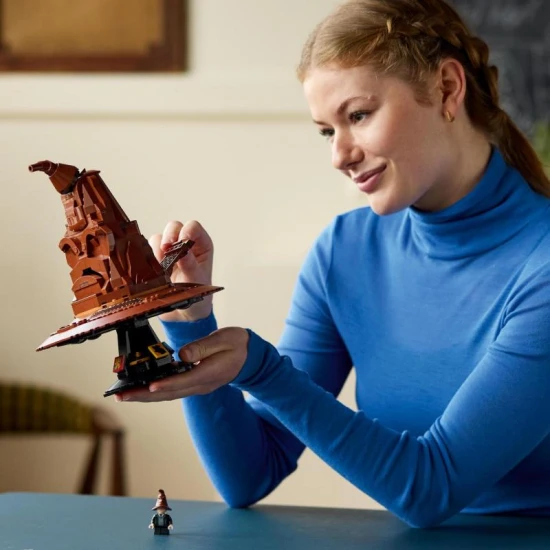 "LEGO Harry Potter beszélő válogatósapka – Harry Potter minifigura és kalap az állványon